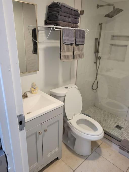 River Delight,Studio109, Beach & Pool Steps Away + Wifi Ruskin Exterior photo