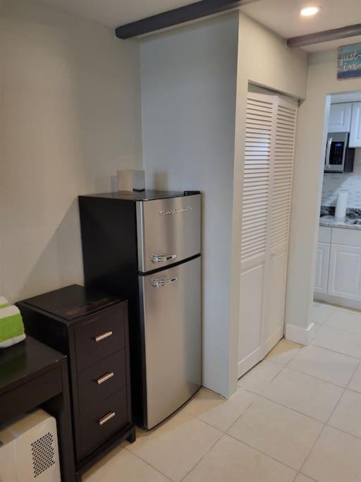 River Delight,Studio109, Beach & Pool Steps Away + Wifi Ruskin Exterior photo
