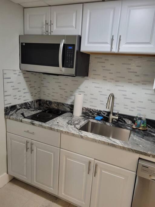 River Delight,Studio109, Beach & Pool Steps Away + Wifi Ruskin Exterior photo